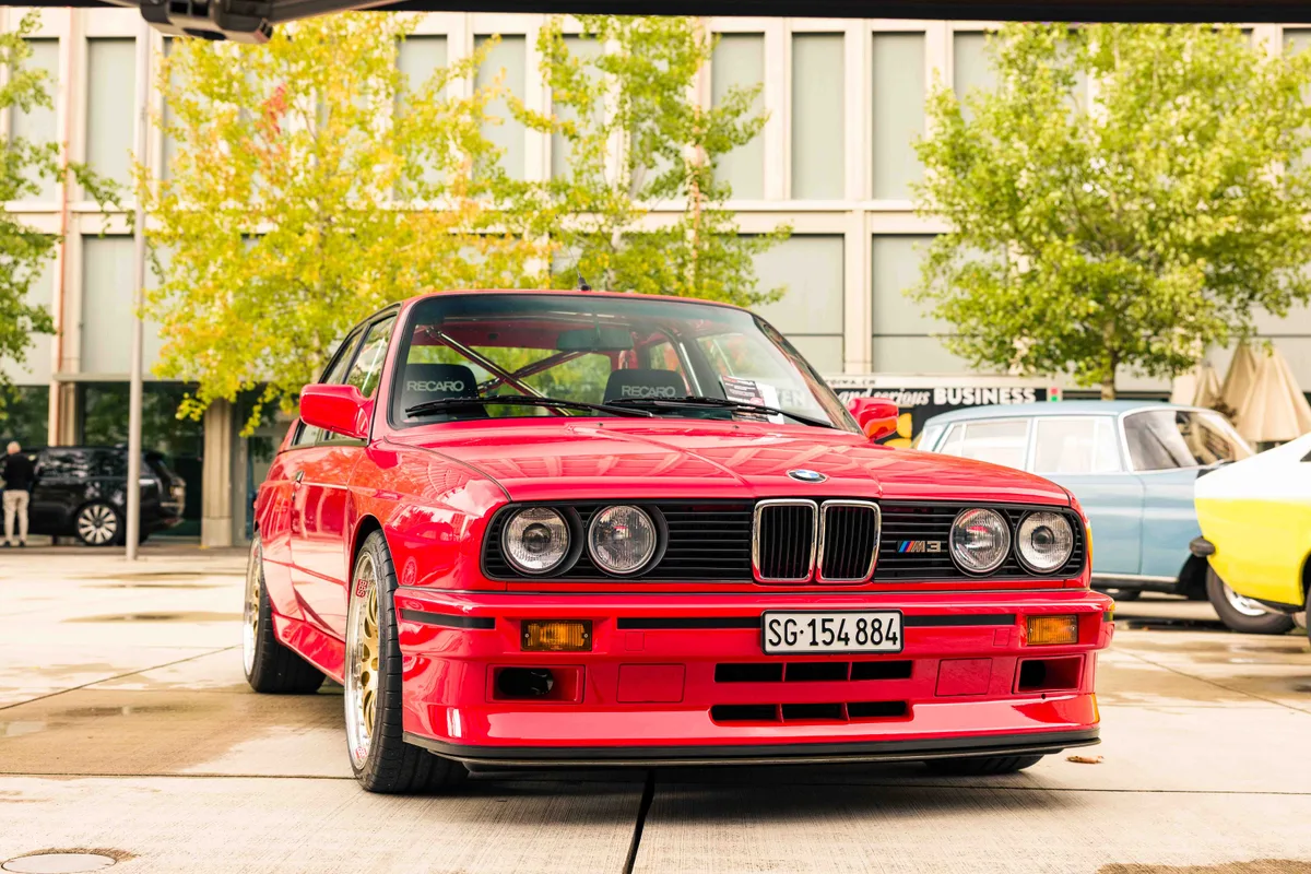 Man sieht einen wunderschönen BMW.